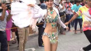 日本のサンバ。 日本の大学生。 とても若くてかわいい女の子が踊っています。